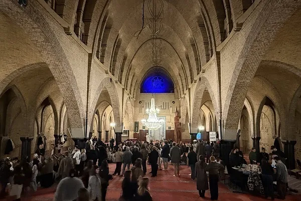 Amsterdam’daki Fatih camiyi iki bin kişi ziyaret etti