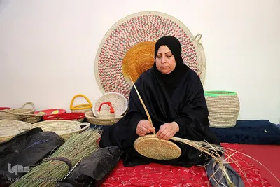 خانم کبری شرفی ساکن روستای طویبه از توابع شهرستان حمیدیه است. وی از سه سال گذشته به کار کپوبافی مشغول است. 