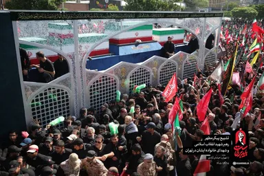 فیلم | پیکر «آقای شهید ایران» در آغوش عزاداران پایتخت