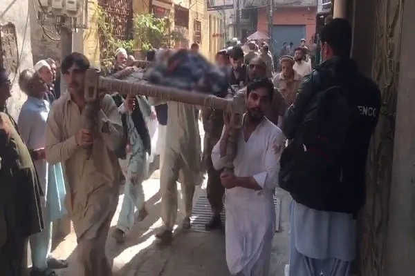 د پاکستان په  پيښور کې په جومات کې په زوروې چاودنې کې د سلګونو لمونځ ګوزارو وینه وبهول شوه
