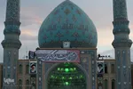Fahne auf Kuppel der Dschamkarān-Moschee durch eine schwarze Trauerflagge ersetzt