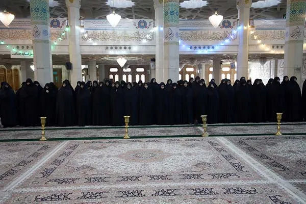 فعالیت بیش از 3500 خادم بانو در حرم حضرت معصومه(س)