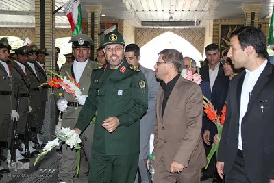 ادای احترام وزیر دفاع به شهدای گلگون کفن ـ زنجان