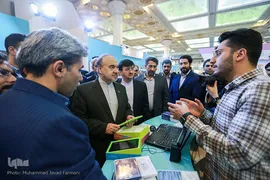 بازدید وزیر ورزش و جوانان از نمایشگاه قرآن