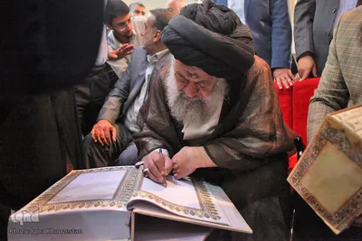 آیت‌الله موسوی‌جزایری در قرآن دست‌نویس دانش‌آموزان مدرسه شهید صمدی شهرستان کارون، سوره مبارکه قارعه را به رشته تحریر درآورد