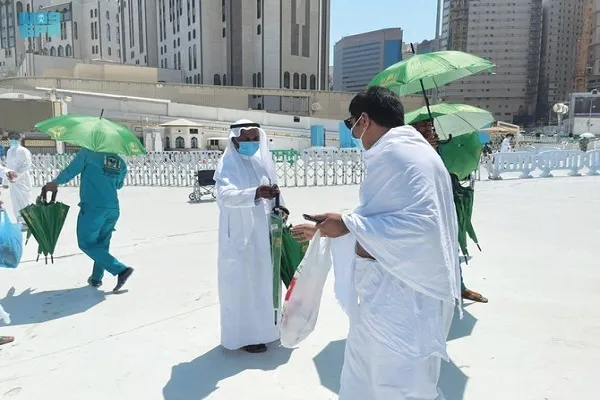 Mga Payong, mga Banig sa Pagdasal na Ibinigay sa mga Sumasamba sa Mekka sa Dakilang Moske