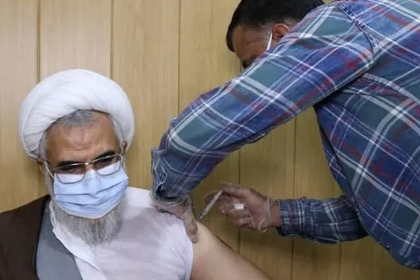 نماینده ولی‌فقیه در هرمزگان واکسن کوو ایران برکت را دریافت کرد