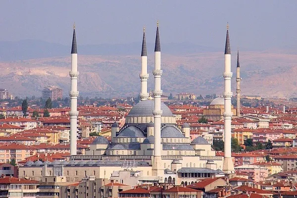 Ankara'daki camiler mahyalarla süsleniyor