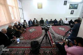 حضور جمعی از جامعه قرآنی در منزل مرحوم استاد عباس رنجبر، پیشکسوت قرآنی