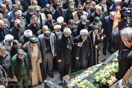 خاکسپاری سردار بی‌سر مدافع حرم در جوار همرزمانش