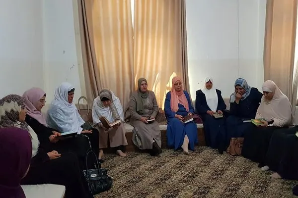 مسنات فلسطينيات على عتبات المساجد يحفظن القرآن ويجودنه
 