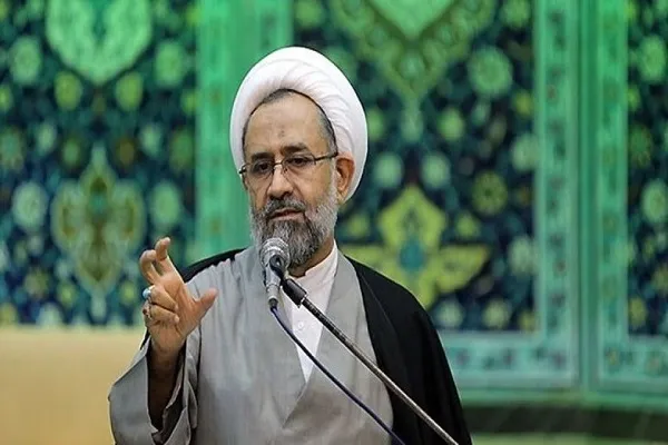 ائمه جمعه از فضای مجازی غافل نشوند