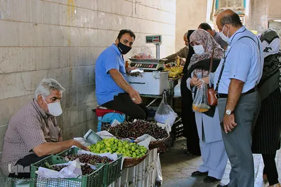 با ماسک در شهر