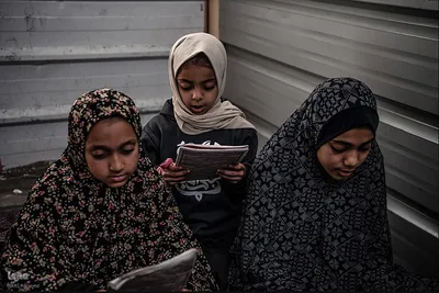 دختران غزه به تحصیل در رشته قرآن و حفظ ادامه می دهند