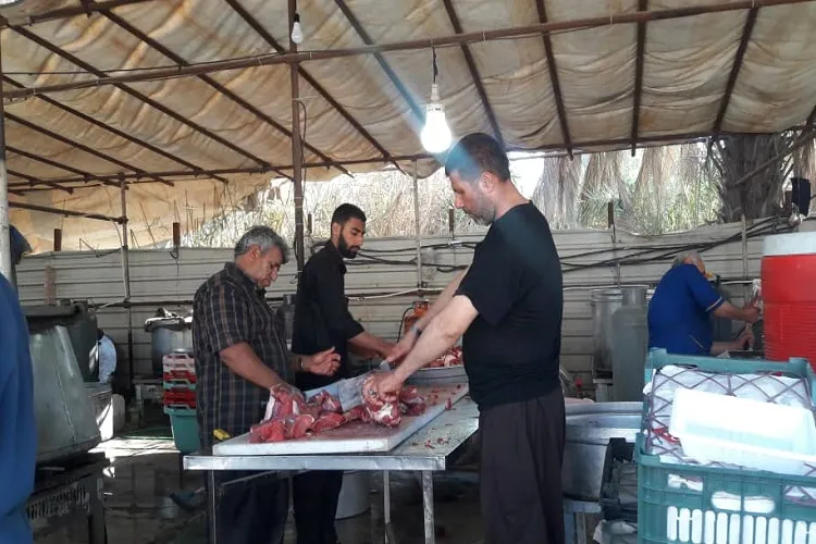 طبخ روزانه 21 هزار پرس غذا در بزرگترین موکب کربلا