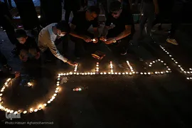 روشن کردن هزاران شمع در شب شام غریبان حسینی/ چهارراه گلوبندک