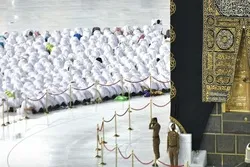 مسجد الحرام میں سماجی فاصلے کے بغیر نمازِ فجر کے روح پرور مناظر
