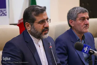 نشست صمیمانه فعالان مردمی فرهنگ و هنر استان فارس با محمدمهدی اسماعیلی، وزیر فرهنگ و ارشاد اسلامی
