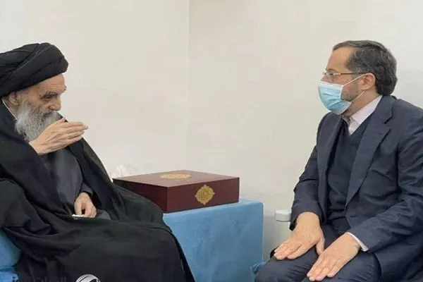 اهدای نسخه‌ای از مصحف مشهد رضوی به آیت‌الله سیستانی