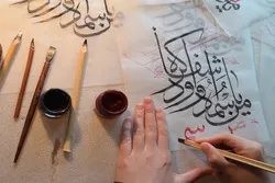 Présentation d'œuvres d'art islamique dans la mosquée du cheikh Zayed aux EAU