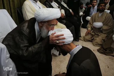 ⁨عمامه‌گذاری در بیوت مراجع هم‌زمان با روز عید غدیر⁩