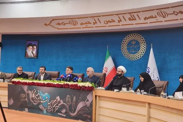 فرزند شهد لاریجانی در مراسم روز خبرنگار در وزارت کشور