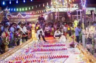 कर्बला में 1183 मोमबत्तियाँ से नूर अफ़्शानी (प्रकाश)