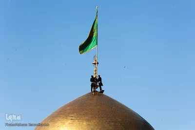 تعویض پرچم گنبد حرم امام رضا(ع)
