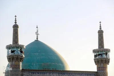 اهتزاز پرچم عزای حسینی بر فراز گنبد حرم رضوی
