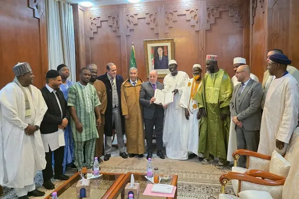 Ministan Aljeriya na Awqaf Ya Gabatar da Alqur'ani Mai Tarihi ga Malaman Afirka
