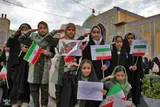 دانش آموزان شیرازی در سوگ همکلاسی های شهید