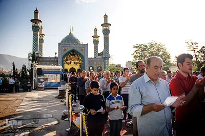 اقامه نماز عیدسعید فطر در امام زادگان پنج تن(ع) لویزان