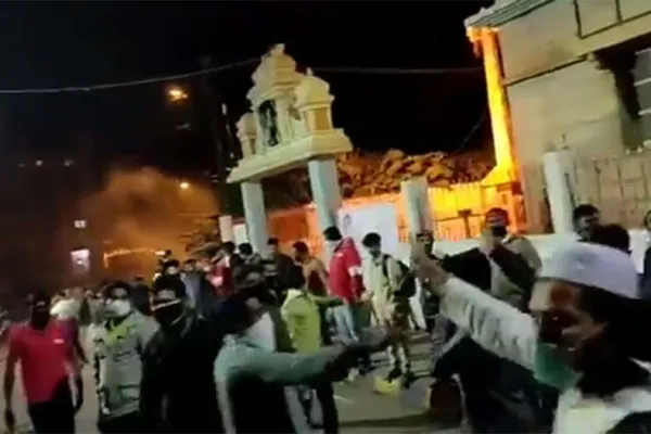 زنجیره انسانی مسلمانان برای محافظت از یک معبد + فیلم