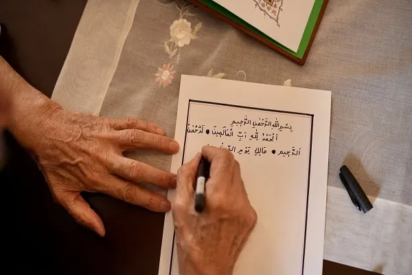 Türkiye: Hombre completa la transcripción del Corán a los 84 años