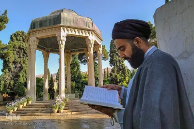 محفل انس با قرآن کریم در جوار آرامگاه حافظ شیرازی‎‎