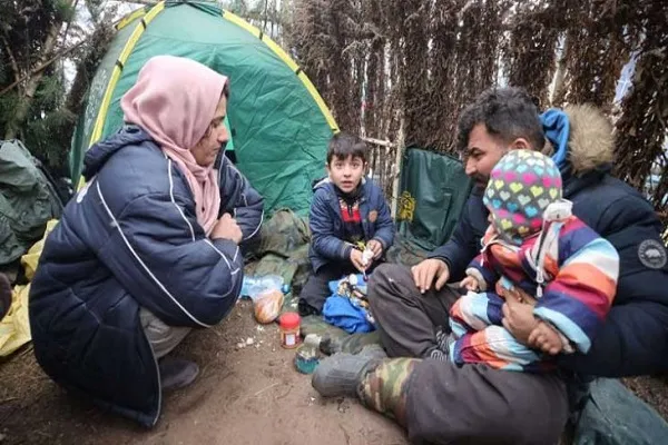 أسوشيتدبرس: مسلمو بولندا يساعدون المهاجرين العالقين على الحدود مع بيلاروسيا