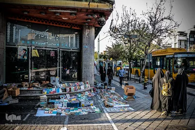 فروش کتب ممنوعه در حاشیه خیابان