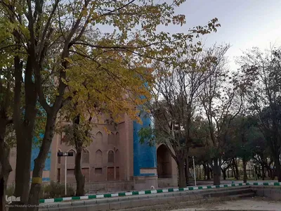 پاییز برگ ریز در مجموعه تاریخی بقعه شیخ شهاب الدین اهری