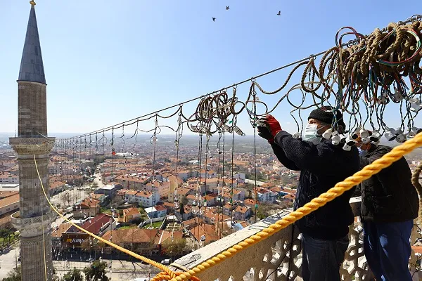 Selimiye Camisi minarelerine ramazan mahyası asıldı