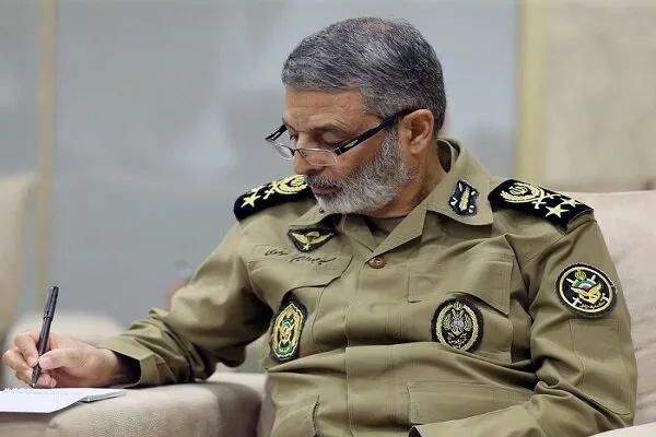 پیام تشکر فرمانده کل ارتش از تشییع باشکوه خلبانان شهید نیروی هوایی