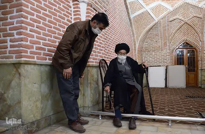 اهالی محل هنگام هنگام خروج ایشان از مسجد احوالپرسی میکنند و تا ماشین ایشان را همراهی می کنند
