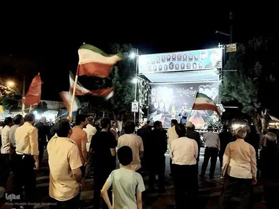 ایستاده در خیابان برای خونخواهی رهبر شهید انقلاب در اهر 