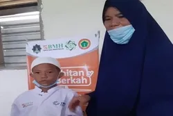 Seorang Santri Ikuti Khitan BMH-YBM PLN dengan Muroja'ah Hafalan Quran
