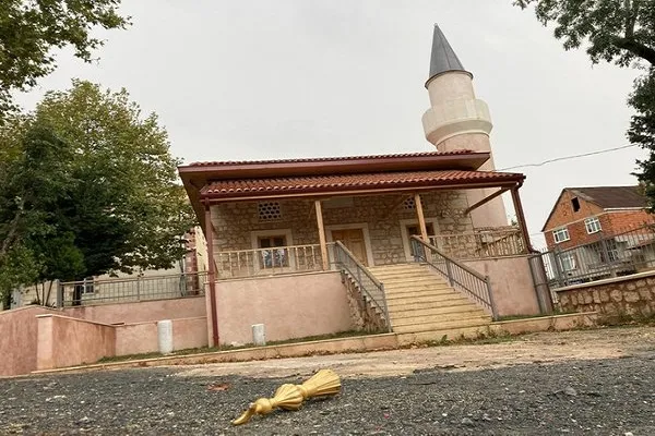 Arnavutköy'de cami minaresine yıldırım düştü