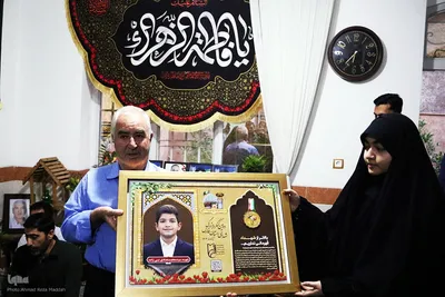 اهدا قاب مدال کنگره ملی شهدای فارس به خانواده شهیدان نبی زاده