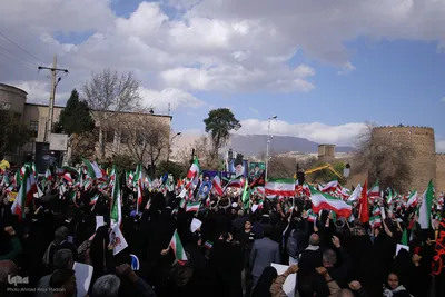 اجتماع بیعت شیرازی ها با سومین رهبر انقلاب