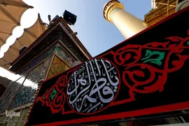 نصب کتیبه ها و پرچمهای عزا به مناسبت شهادت حضرت صدیقه طاهره (علیهاالسلام ) در حرم مطهر حضرت امیرالمومنین (علیه السلام)