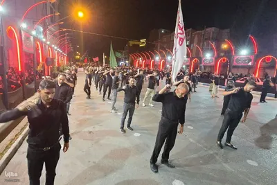 حضور امام جمعه ماکو در جمع عزاداران و اهدای چفیه به آنها‎