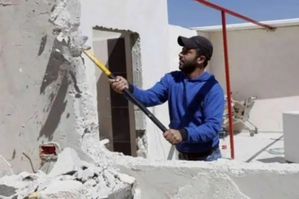 Siyonistler tarafından Filistinlilerin evleri ve işyerleri zorla yıkılıyor