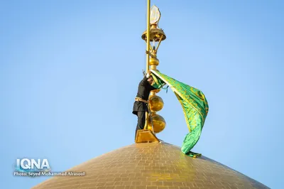 تعویض پرچم گنبد رضوی همزمان با آغاز ماه ربیع‌الاول
